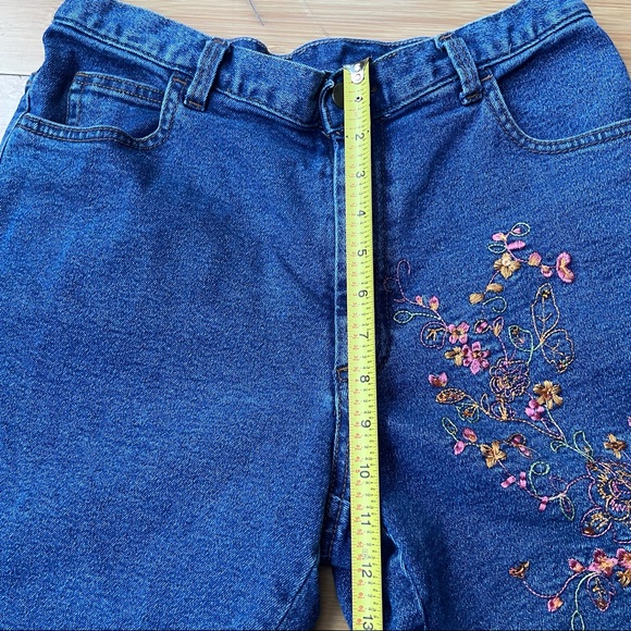 Vintage Embroidered Mom Yoke Shorts - Picture 5 of 8